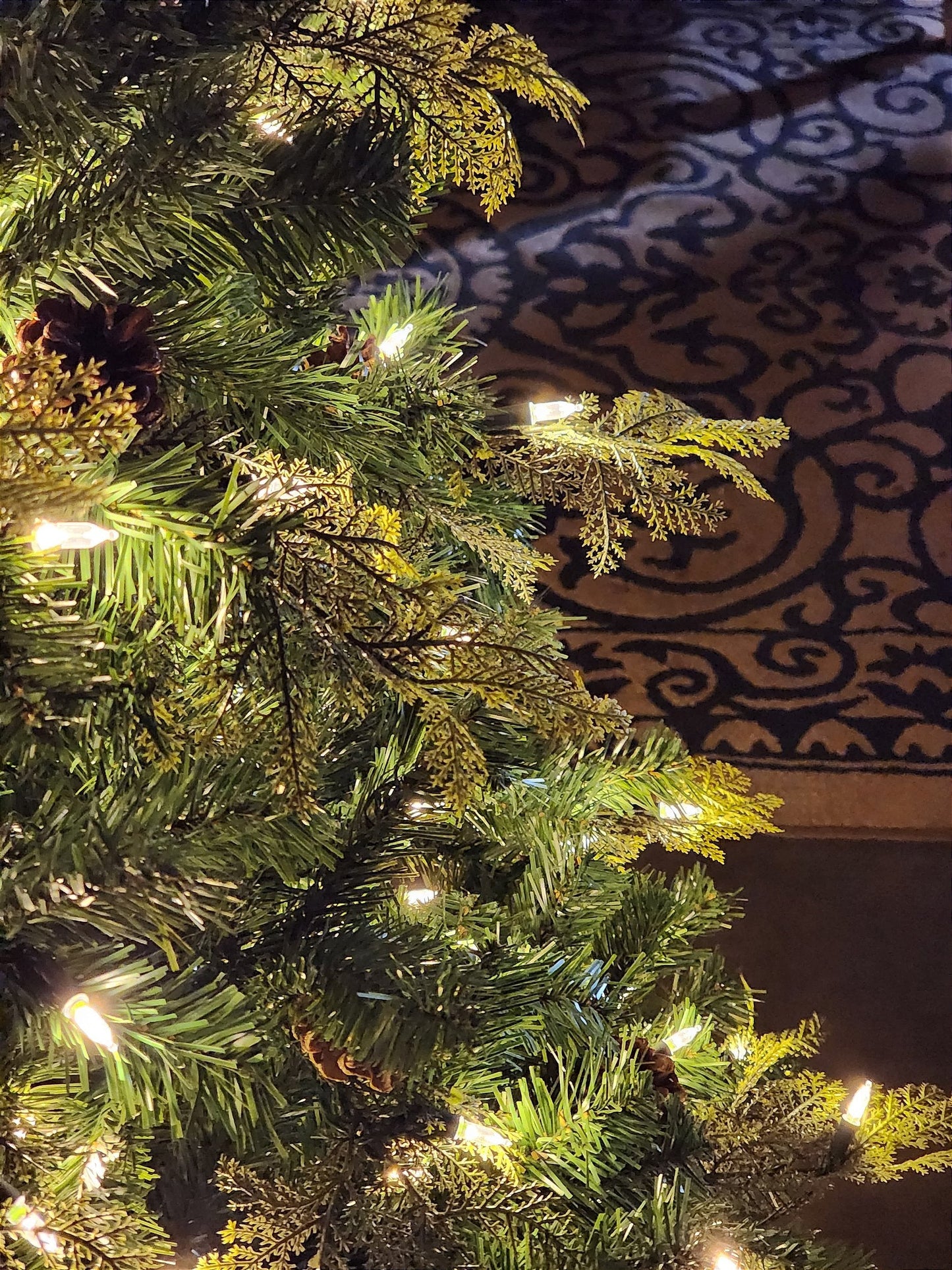 ÁRVORE REALISTA PINHEIRO CONSTELAÇÃO 400 LEDS WARM 1241 GALHOS 2,10CM MODELO CLICK BIVOLT