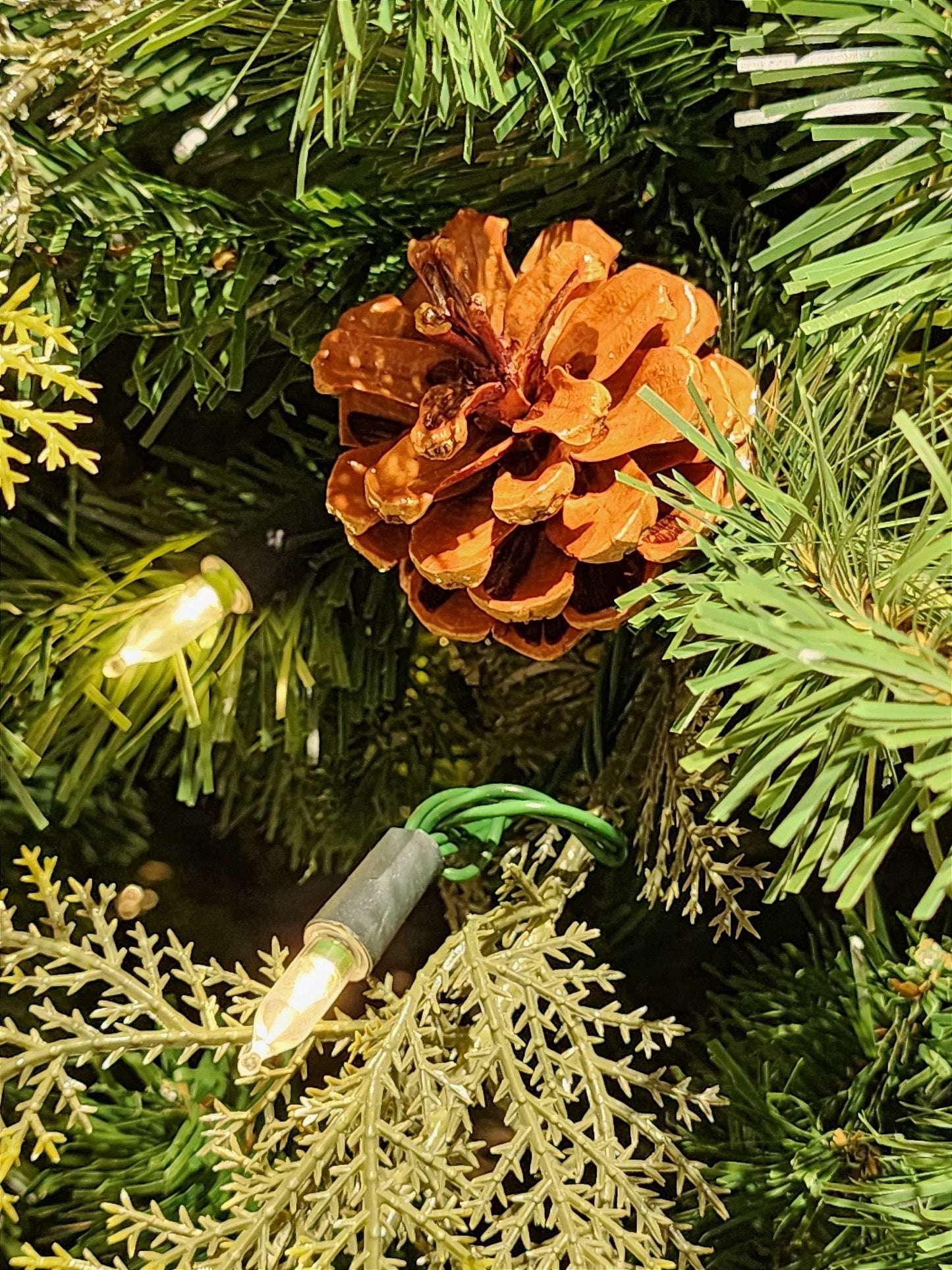 ÁRVORE REALISTA PINHEIRO CONSTELAÇÃO 400 LEDS WARM 1241 GALHOS 2,10CM MODELO CLICK BIVOLT