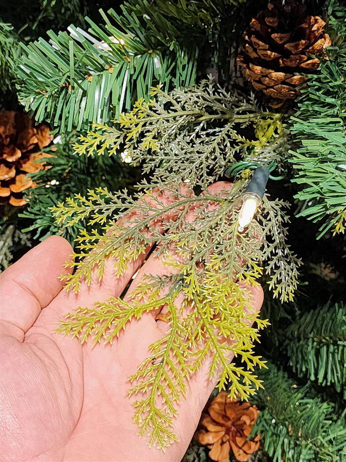 ÁRVORE REALISTA PINHEIRO CONSTELAÇÃO 400 LEDS WARM 1241 GALHOS 2,10CM MODELO CLICK BIVOLT