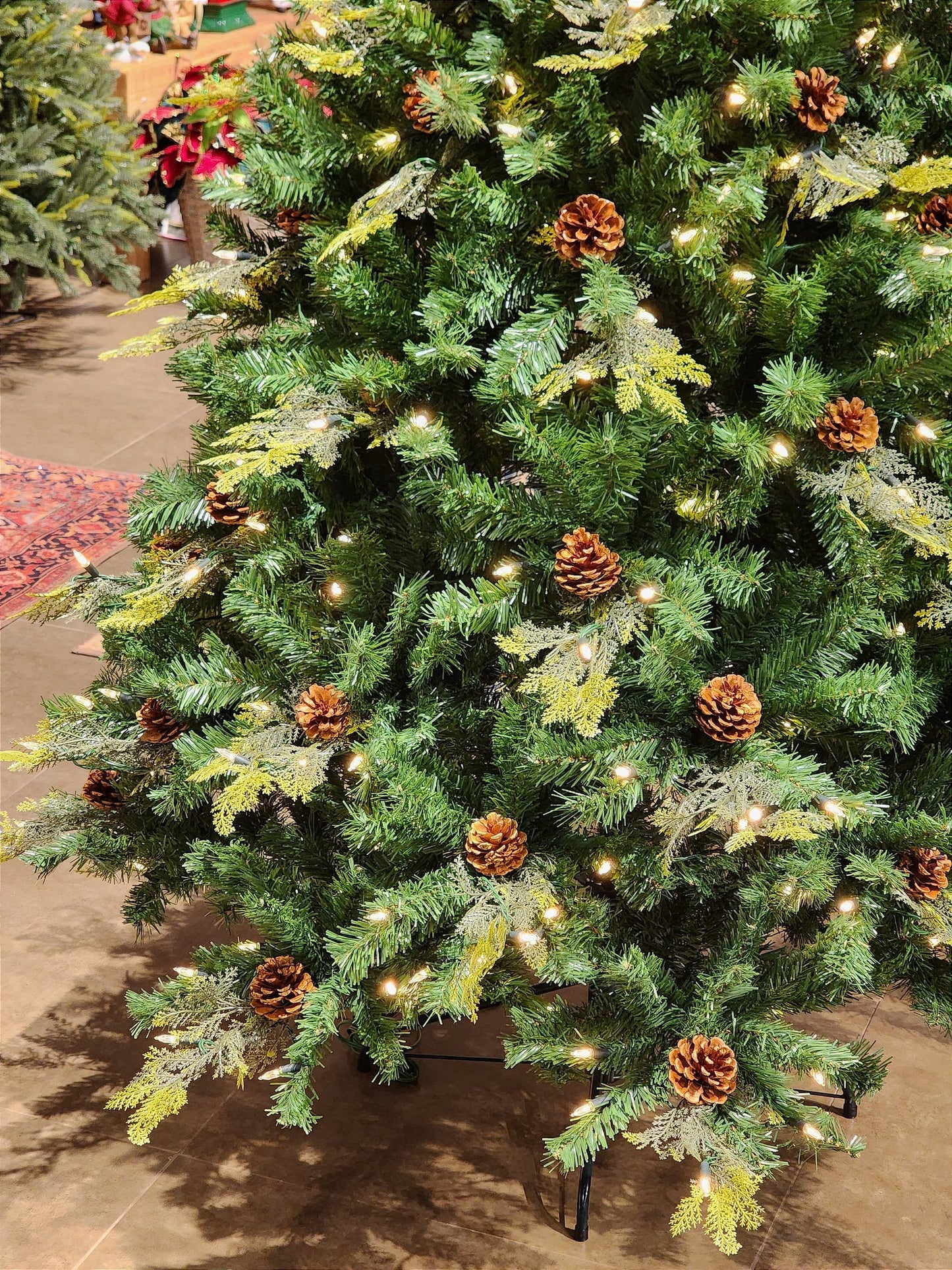 ÁRVORE REALISTA PINHEIRO CONSTELAÇÃO 400 LEDS WARM 1241 GALHOS 2,10CM MODELO CLICK BIVOLT