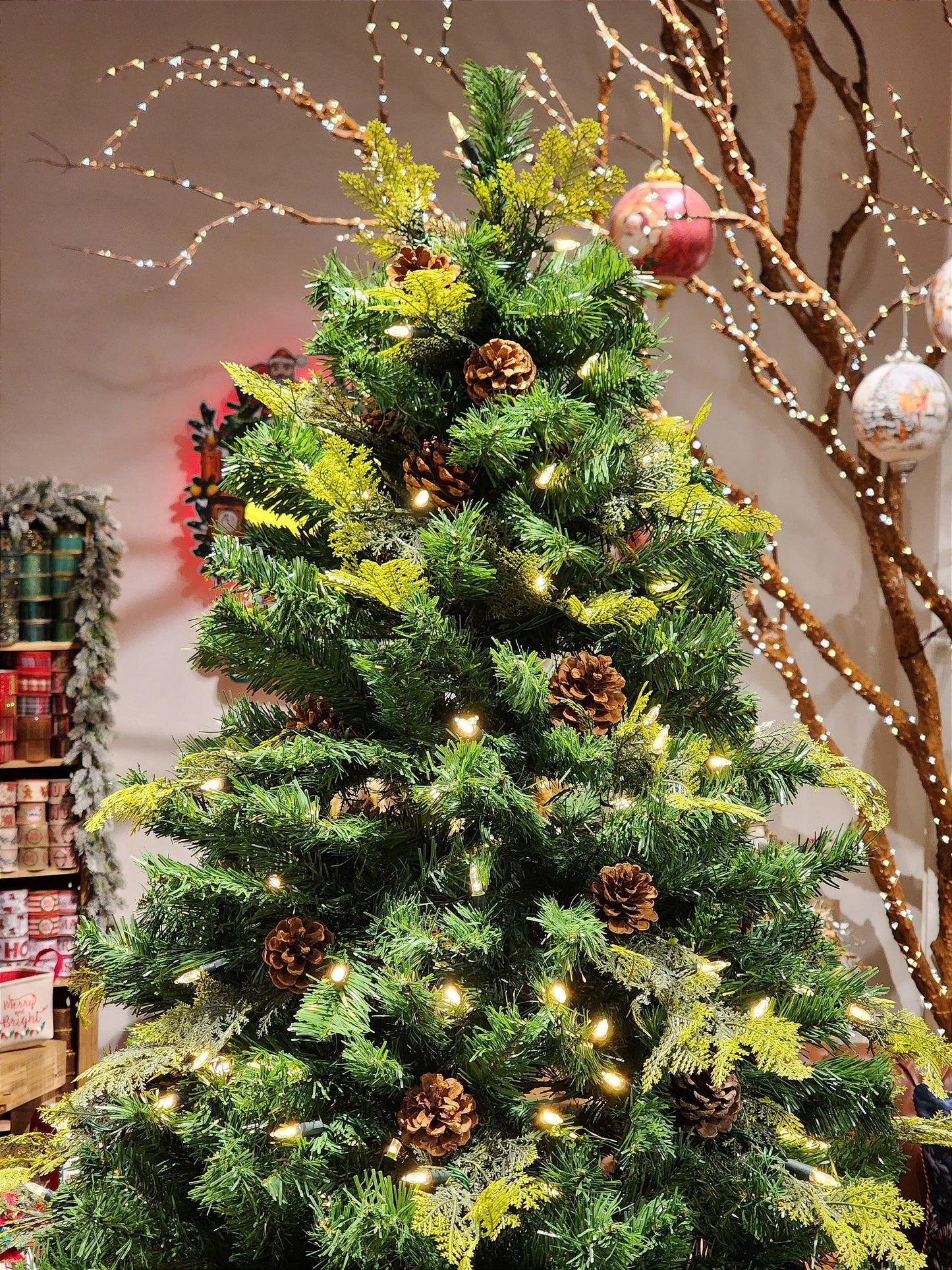 ÁRVORE REALISTA PINHEIRO CONSTELAÇÃO 400 LEDS WARM 1241 GALHOS 2,10CM MODELO CLICK BIVOLT