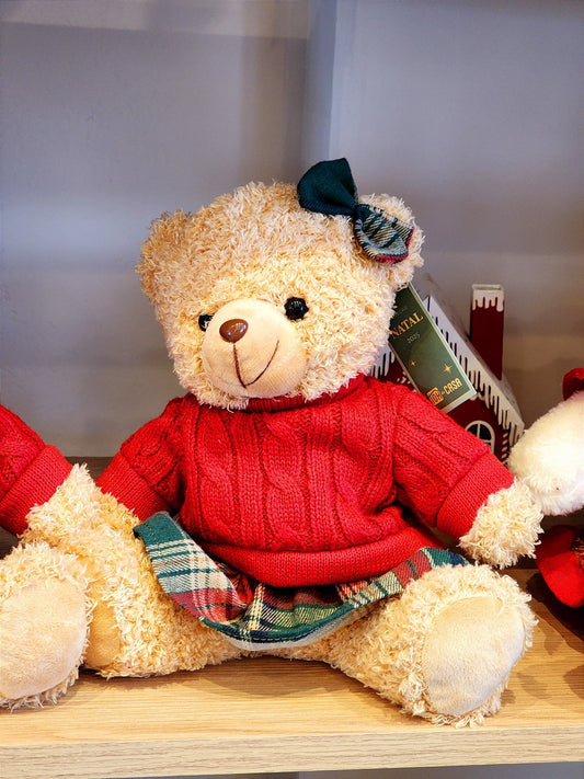 URSO MENINA SENTADA COM SUETER VERMELHO 20CM - PRÉ VENDA 2025